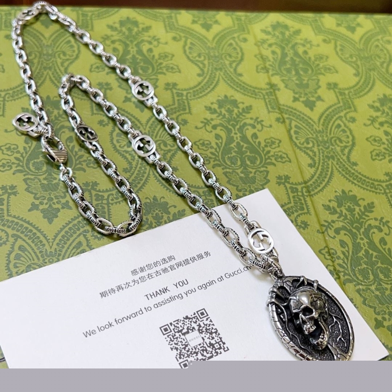 G*u*i necklaces